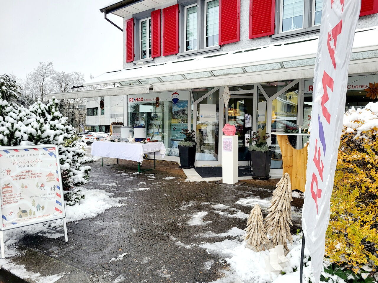 Die REMAX Frick hat am Weihnachtsmarkt vom 2. Dezember 2023 mit ihrem Stand mit Glühwein und Kuchen für die Stiftung Pro Fricktal Spenden von CHF 450.– gesammelt. Herzlichen Dank!